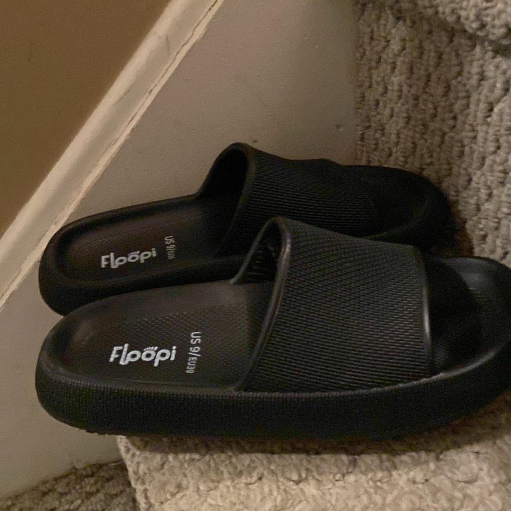 Floopi Mickey Cloud Slides Size 9 - Picture 3 of 4